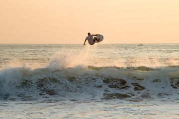 Surfeur en l'air sur la vague de Zicatela, Puerto Escondido, Oaxaca, mexique.