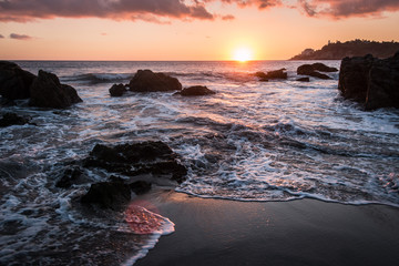 Magnifique couché de soleil sur la plage de Zicatela, Puerto Escondido, Oaxaca, Mexique