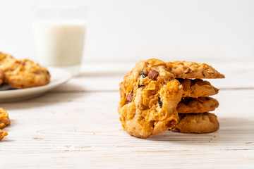 cookies with cornflake raisin and almonds