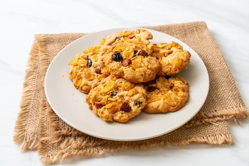 cookies with cornflake raisin and almonds
