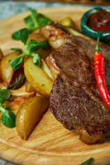 Bone loin with potatoes and basil, red sauce
