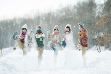 雪を蹴る中学生