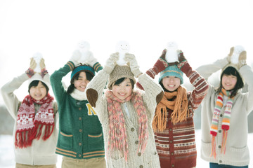 雪だるまを持ち微笑む中学生