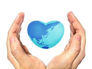 手に包まれるハート型の地球