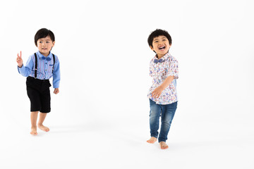 はしゃぐ男の子たち