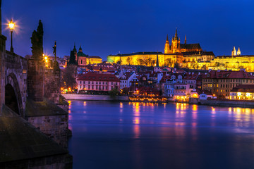 Obraz premium Looking along the Charles Bridge toward the illuminated St. Vitus Cathedral and Prague Castle at twilight