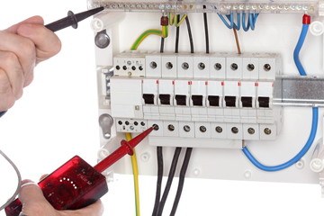Elektrofachkraft misst Spannung