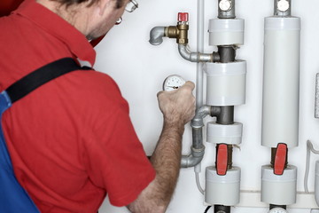 Handwerker montiert Thermometer