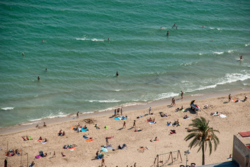Blick auf den Strand von Alicante, Spanien - mit Menschen