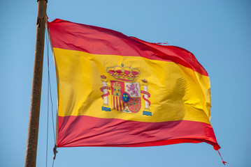 Spanische Flagge weht im Wind