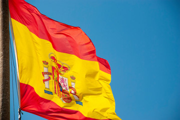 Spanische Flagge weht im Wind