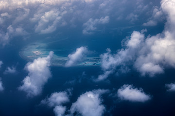 Dieses einzigartige Bild zeigt die Malediven, die von einem Flugzeug von oben fotografiert werden. Sie können die Atolle im Meer gut sehen.