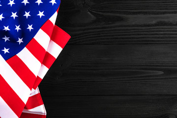 Obraz premium American flag on a black wooden