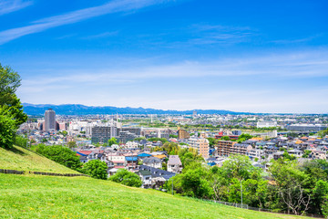 青空が広がる住宅街	