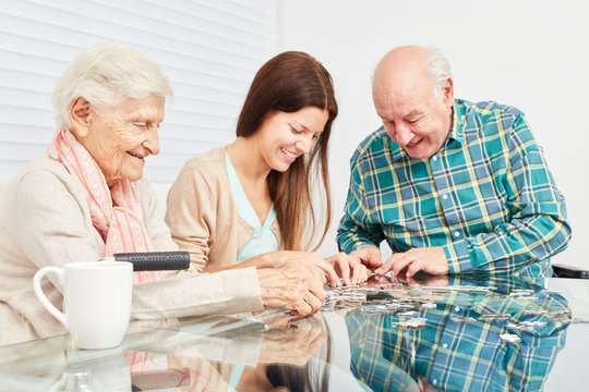 Senioren spielen Puzzle als Gedächtnistraining