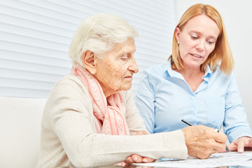 Seniorin löst Rätsel als Gedächtnistraining