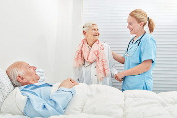 Obraz premium Seniorin besucht ihren Mann im Krankenhaus