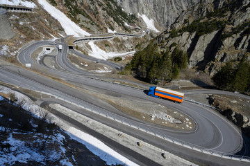 Kurvenreiche Strasse in der Schöllenenschlucht, Andermatt, Uri, Schweiz