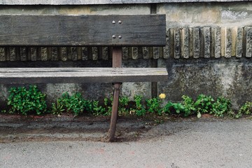 Naklejka premium wooden bench in the public park in the street