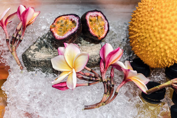 Passion fruit cut into two pieces, placed on icePassion fruit cut into two pieces as an example for sale in the market, Passion fruit cut into two pieces as an example.