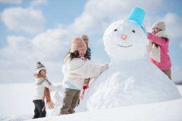 雪だるま作る小学生