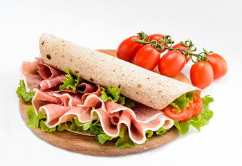 Piadina farcita con prosciutto crudo e insalata, close-up
