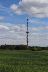 Funkmast Sendemast Funkturm mit Wald und Acker