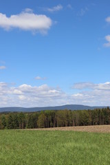 Landschaft Ausblick mit Wald Bayern Himmel weiß blau