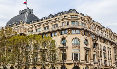 Obraz premium Beautiful facade of historic building of Paris France. April 2019