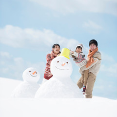 雪だるまを作る家族