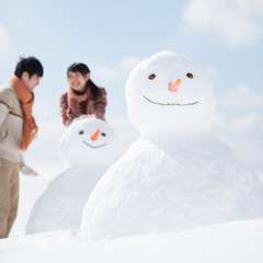 雪だるまを作るカップル