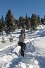 Fototapeta na wymiar yoga sur la neige à la montagne posture de l'aigle sous un beau ciel bleu
