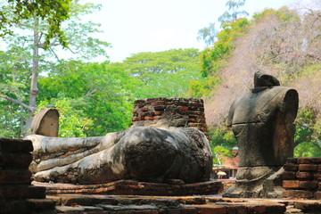 Fototapeta premium Wat Mahathat, Ayutthaya, Thailand : Buddhist temple in the Ayutthaya Historical Park
