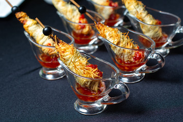 Shrimps wrapped in wheat thread and baked.