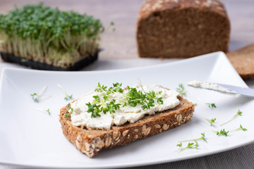 Vollkornbrot mit Kräuterfrischkäse