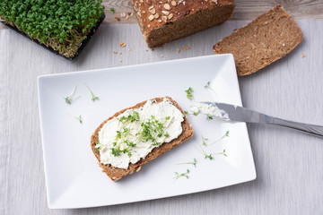 Vollkornbrot mit Kräuterfrischkäse