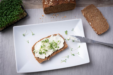 Vollkornbrot mit Kräuterfrischkäse