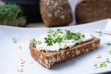 Vollkornbrot mit Kräuterfrischkäse