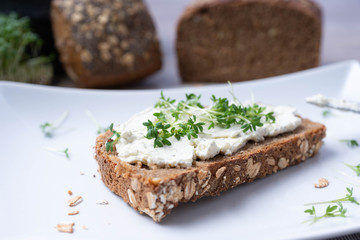 Vollkornbrot mit Kräuterfrischkäse