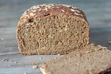 Vollkornbrot auf einem Holztisch