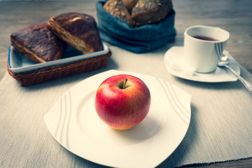 Frühstück mit Obst und Laugengebäck