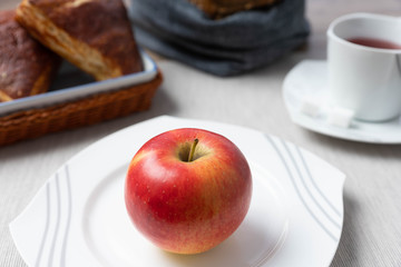 Frühstück mit Obst und Laugengebäck