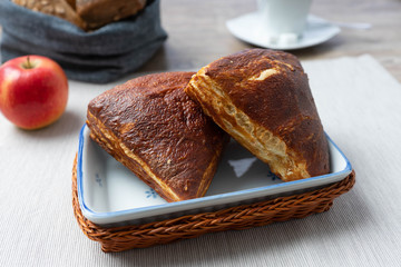 Frühstück mit Obst und Laugengebäck