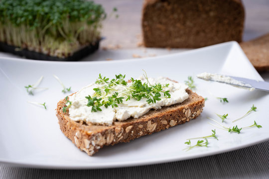 Vollkornbrot mit Kr&auml;uterfrischk&auml;se
