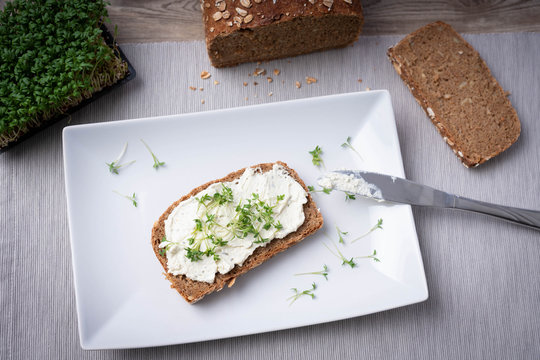 Vollkornbrot mit Kr&auml;uterfrischk&auml;se