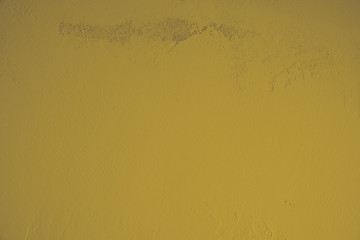 Gold, Ocker, Golden Pastell, Betonwand mit schmutziger, alter, rauer Struktur im oberen Teil des Bildes. Steinwand, Zementwand im Industrial Style als Hintergrund, Tapete, Gestaltungselement, Kunst