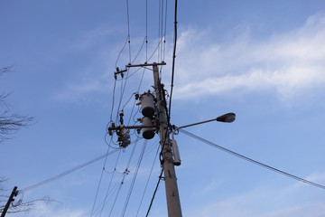 電信柱と送電線
