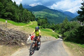 Obraz premium Italy-cyclist on the bike path