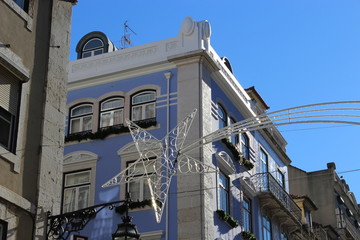 Fototapeta na wymiar Purple house in Lisbon (Portugal)