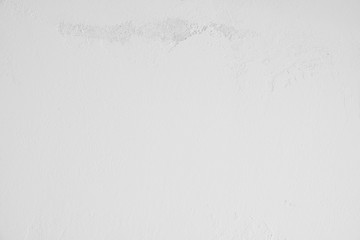 hell weiss, graue Betonwand mit schmutziger, alter, rauer Struktur im oberen Teil des Bildes. Steinwand, Zementwand im Industrial Style als Hintergrund, Tapete, Gestaltungselement, Kunst